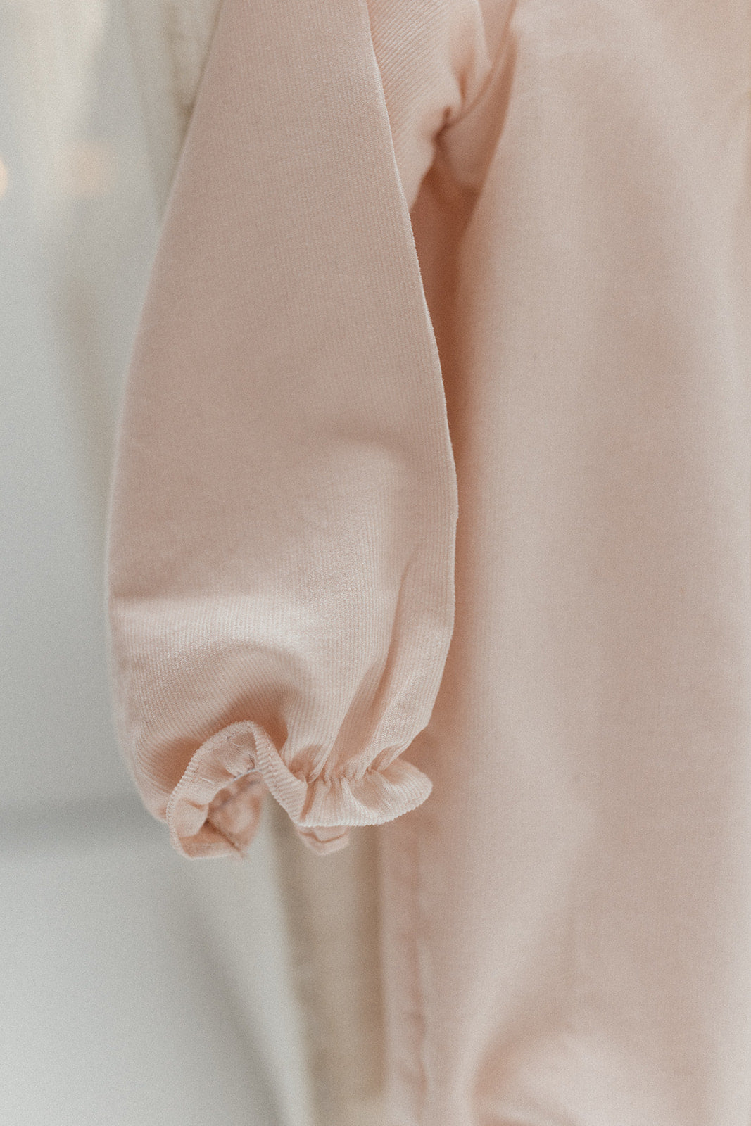 La barboteuse smockée Madeleine velours rose poudré
