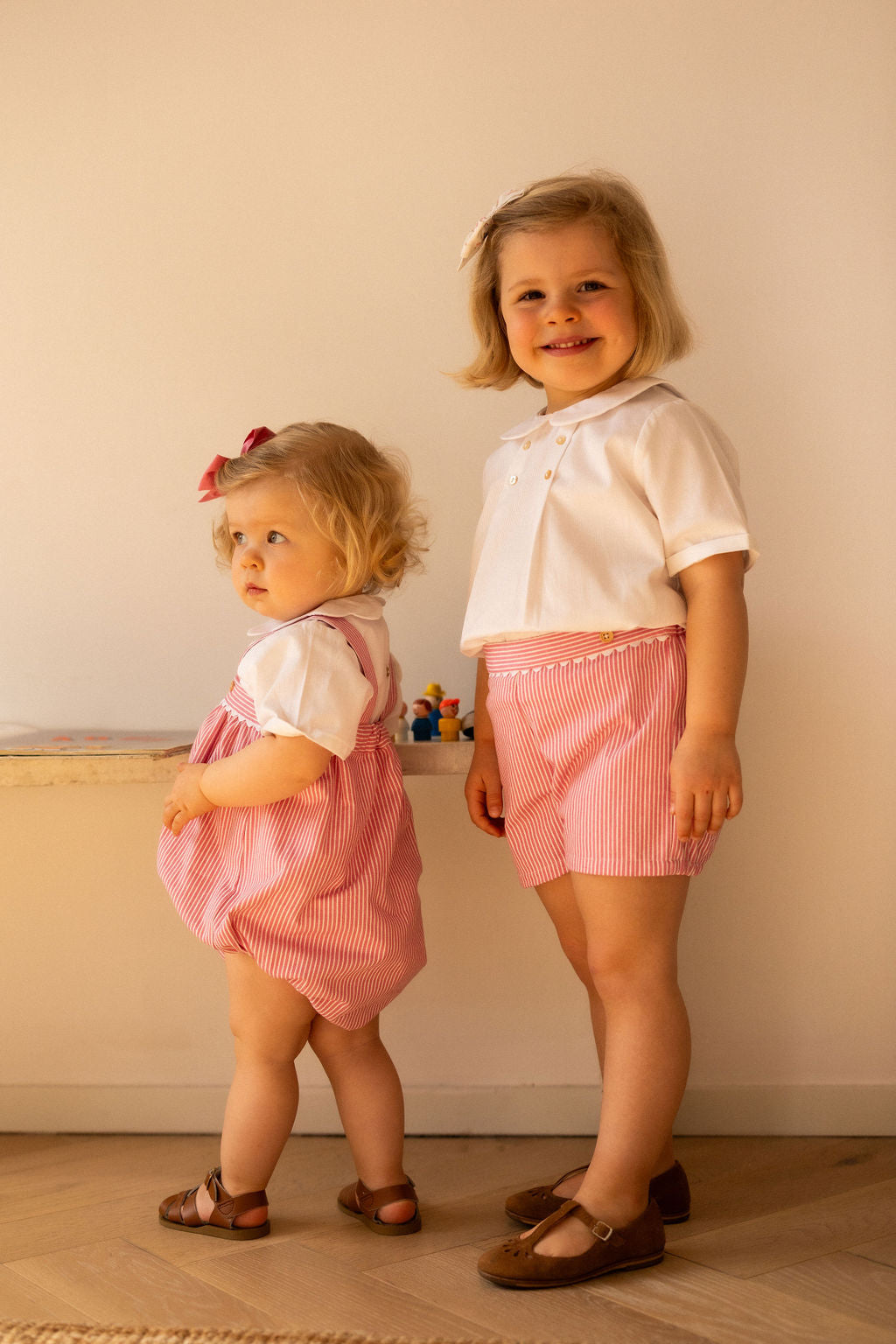 Joseph, le short à bretelles en denim rayé rose