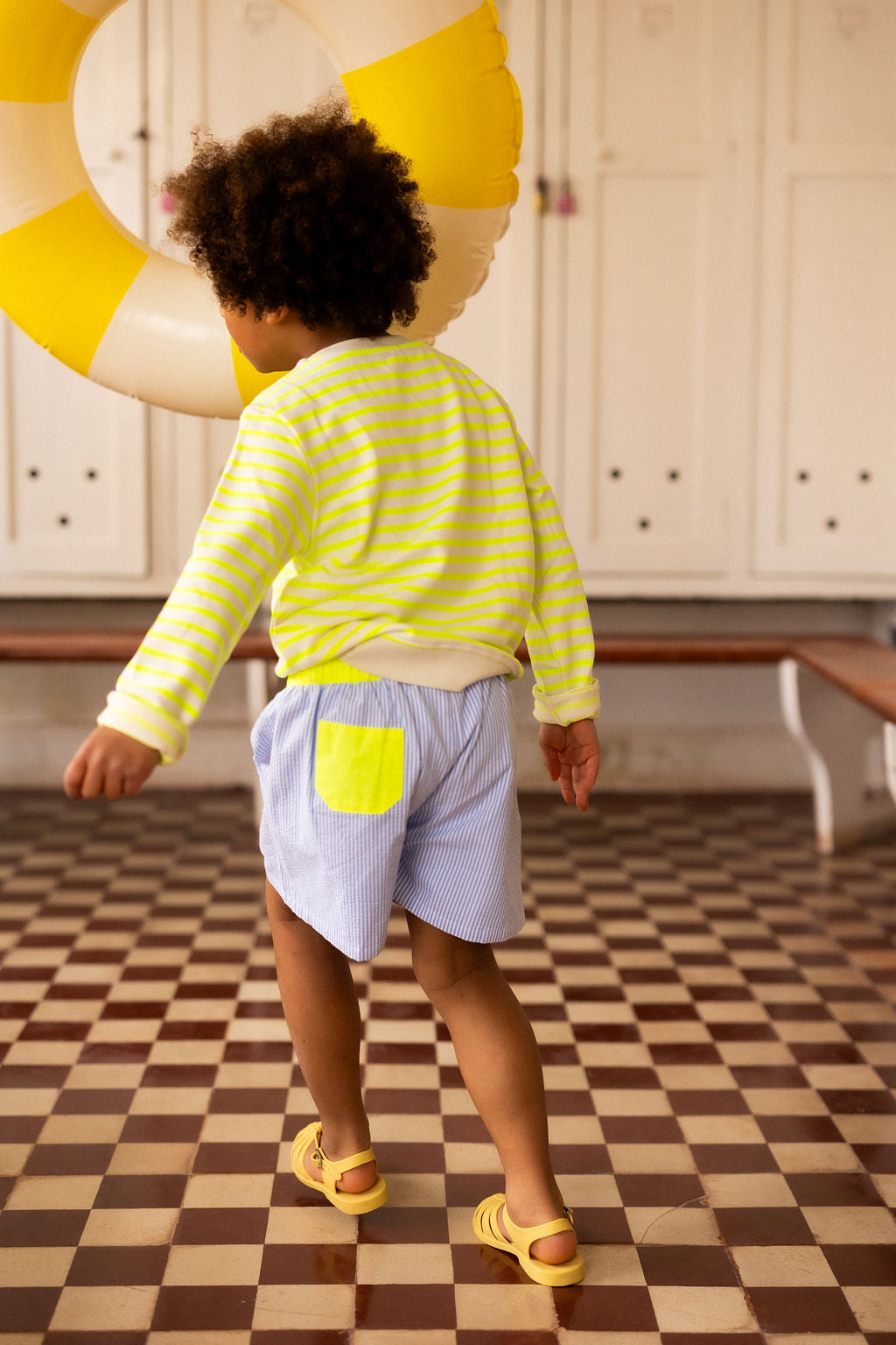 Le short de bain Gustave rayé bleu et jaune fluo