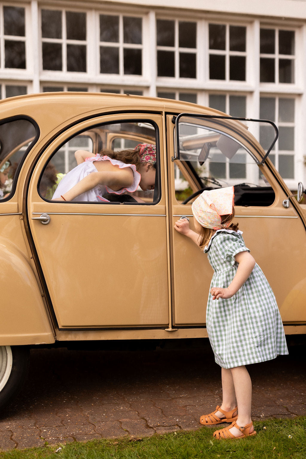 La robe Suzanne en vichy vert à double col volanté