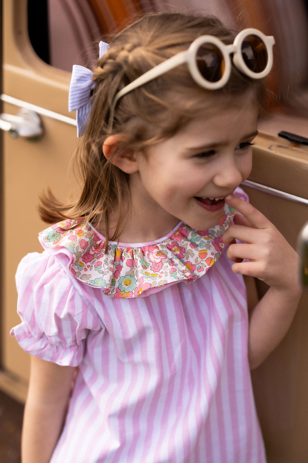 La blouse à double col volanté Fleur rayée rose