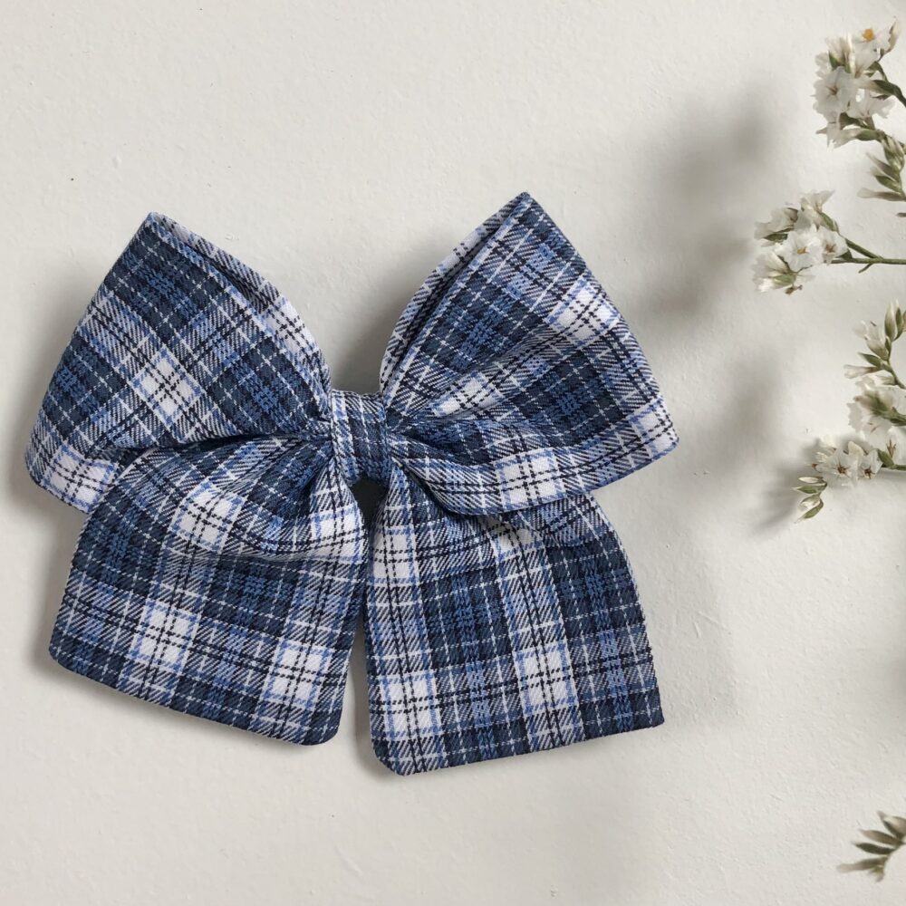 La barrette à gros noeud Brunette tartan bleu