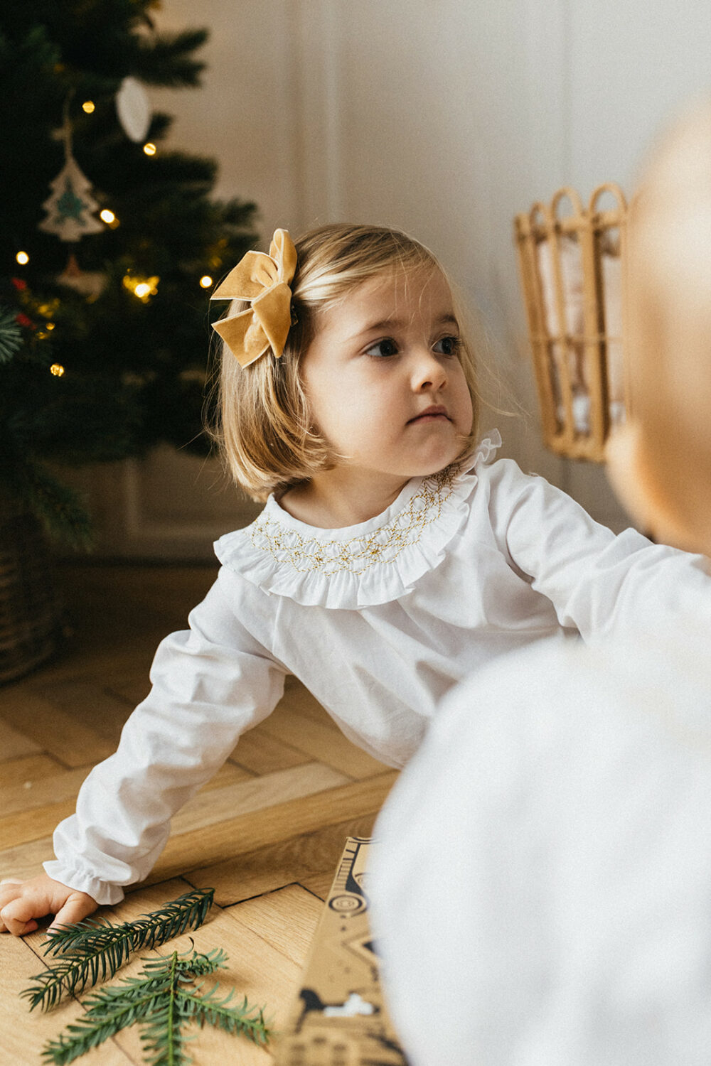 La blouse au col volanté smocké or Dauphine