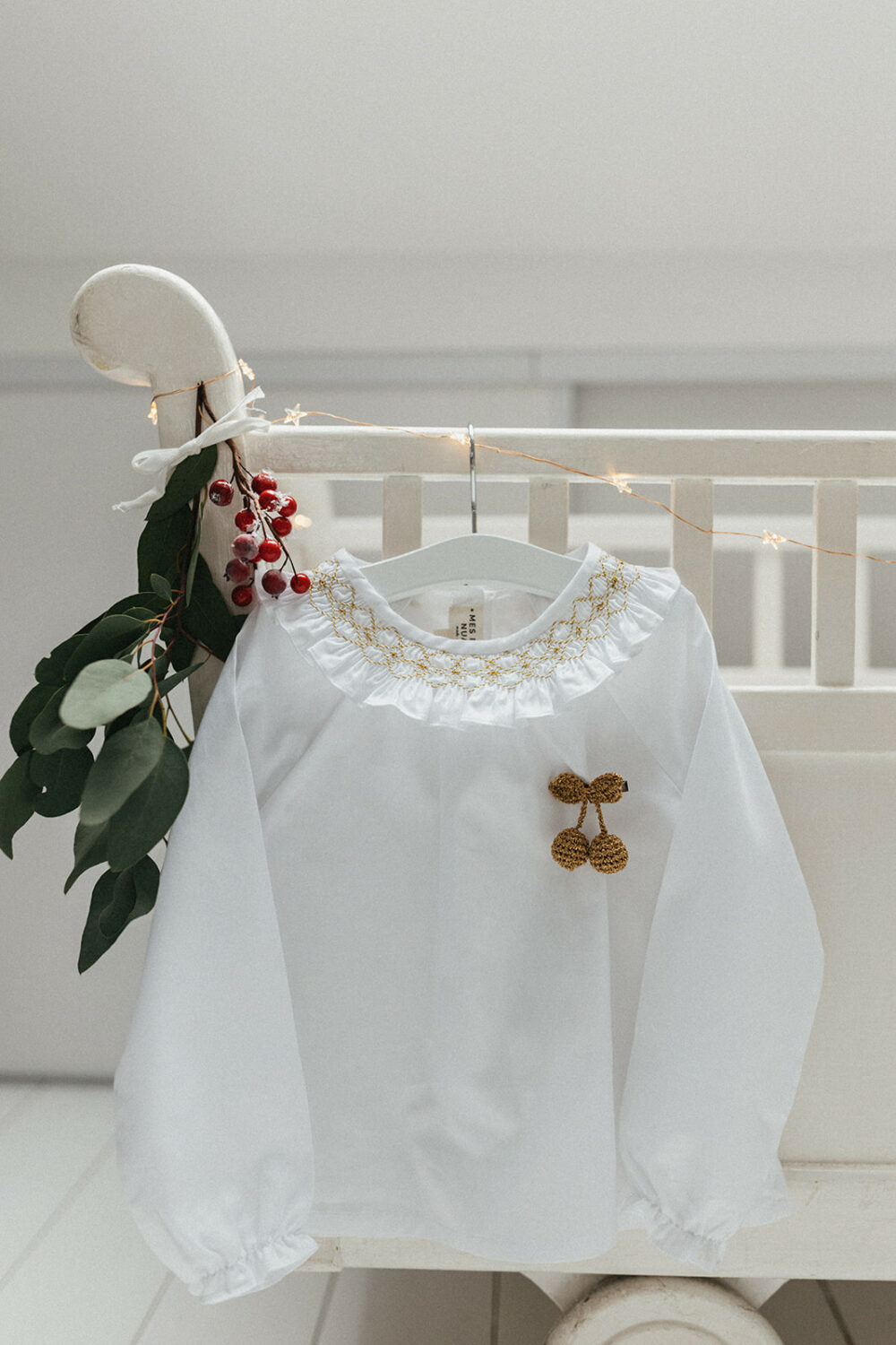 La blouse au col volanté smocké or Dauphine – Image 5