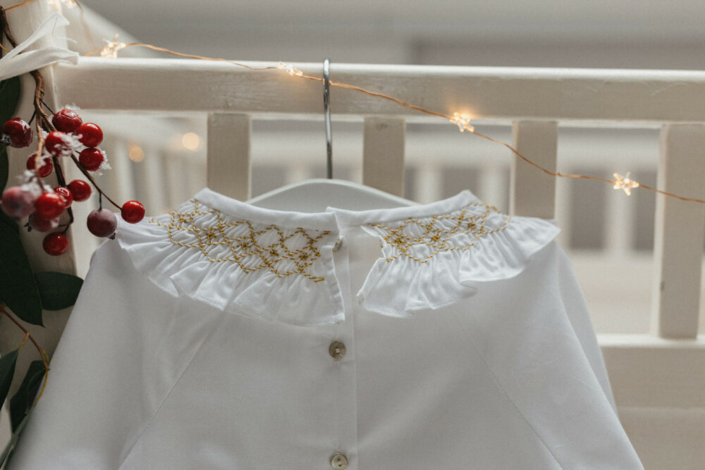 La blouse au col volanté smocké or Dauphine – Image 3