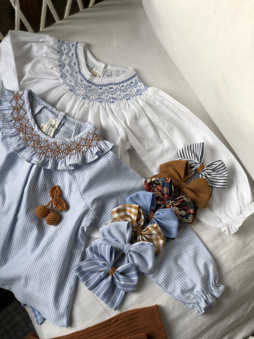 La blouse encolure smockée Victoire – Image 8
