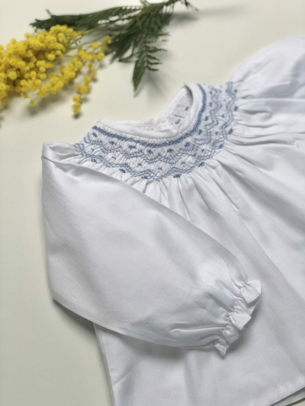 La blouse encolure smockée Victoire – Image 6