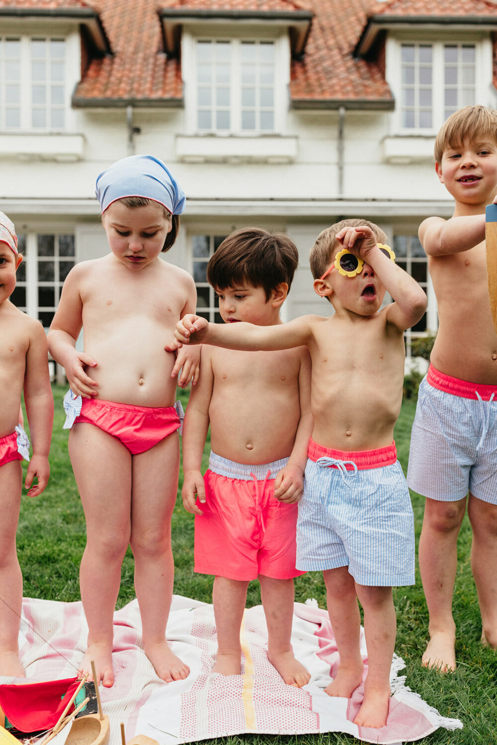 Plage : La culotte de bain Célestine à noeud rose fluo – Image 5