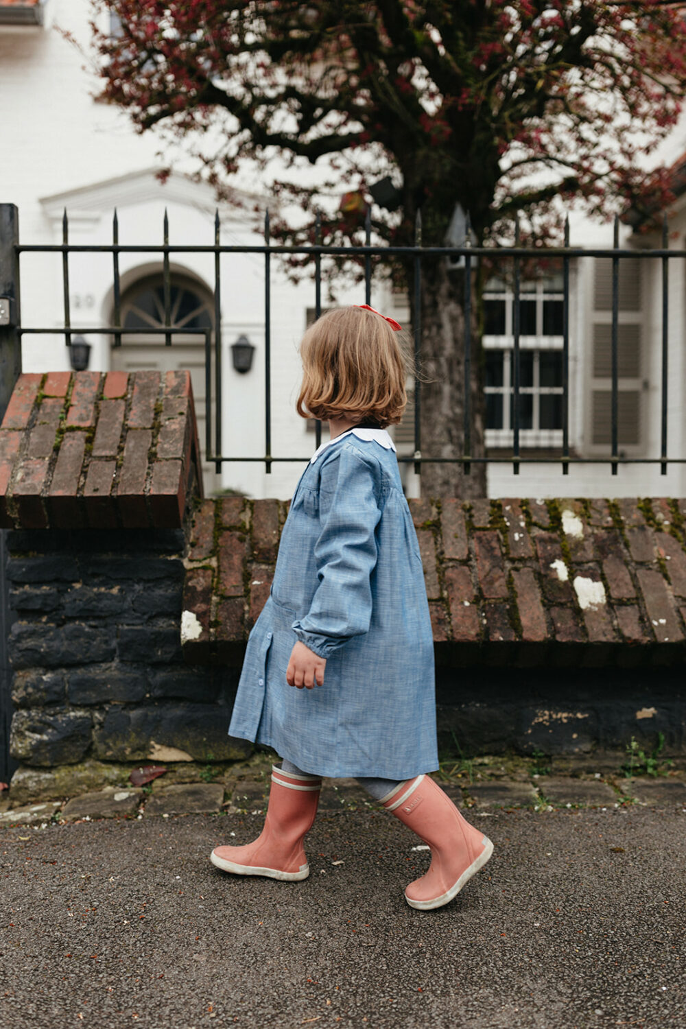 Joséphine, le tablier pour fille vichy rouge à pressions – Image 5