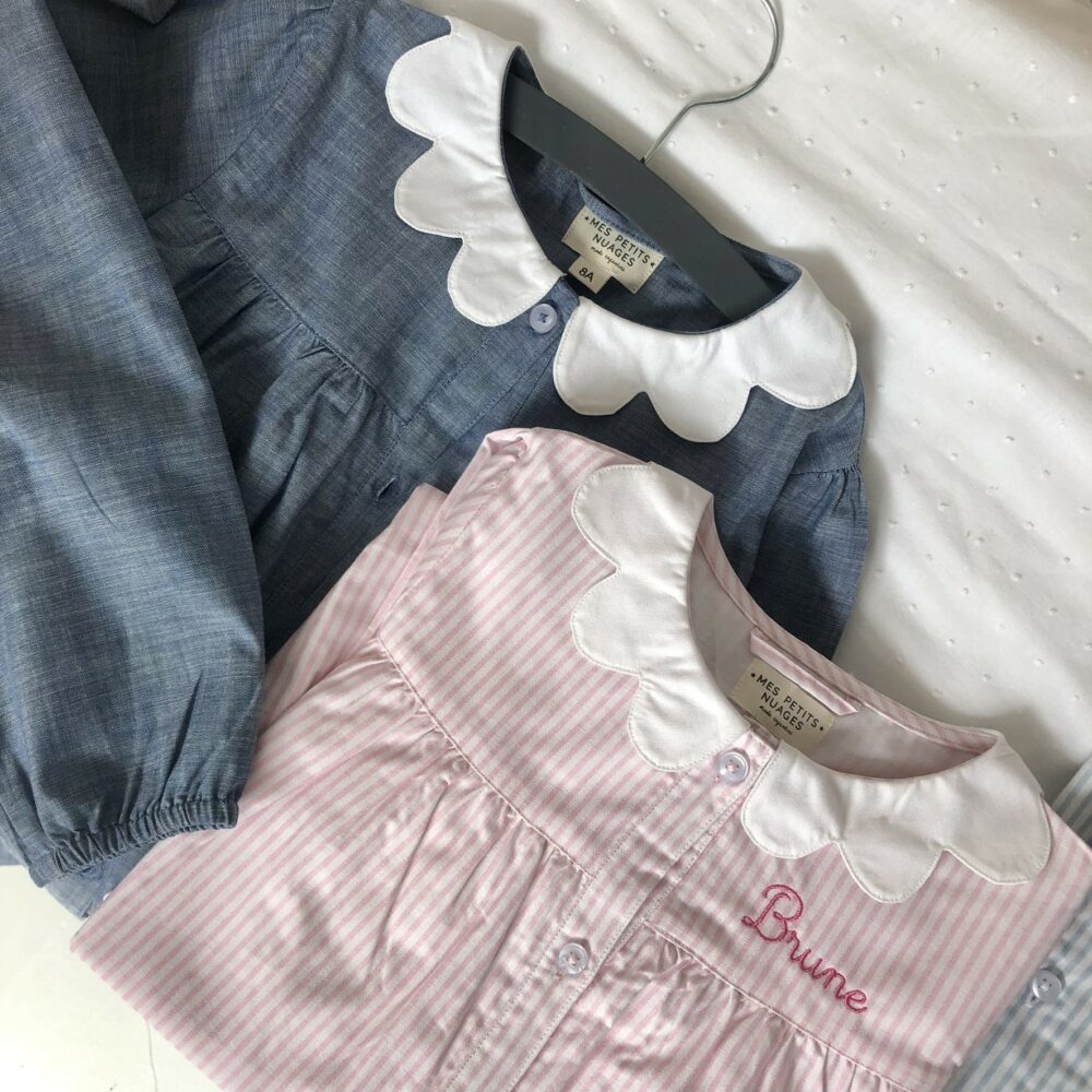 Joséphine, le tablier pour fille bleu denim à boutons – Image 6