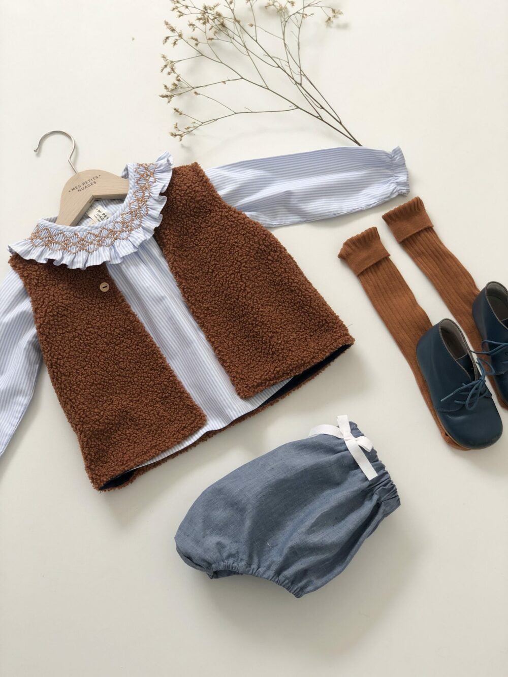La blouse au col volanté smocké ocre Dauphine – Image 6