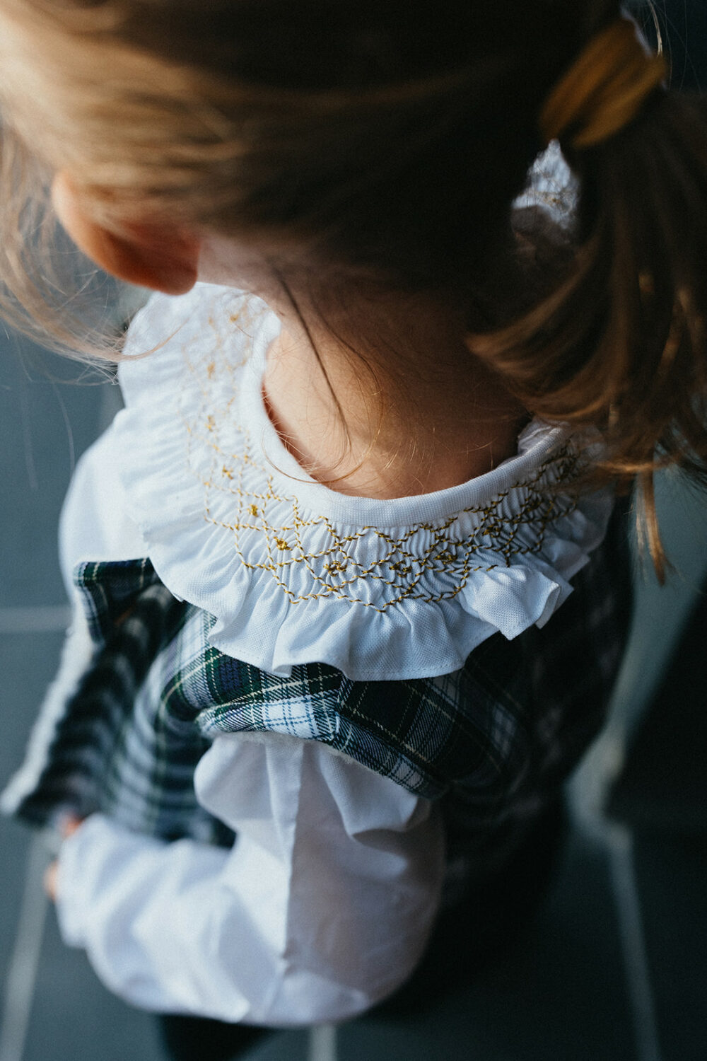 La blouse au col volanté smocké or Dauphine – Image 4