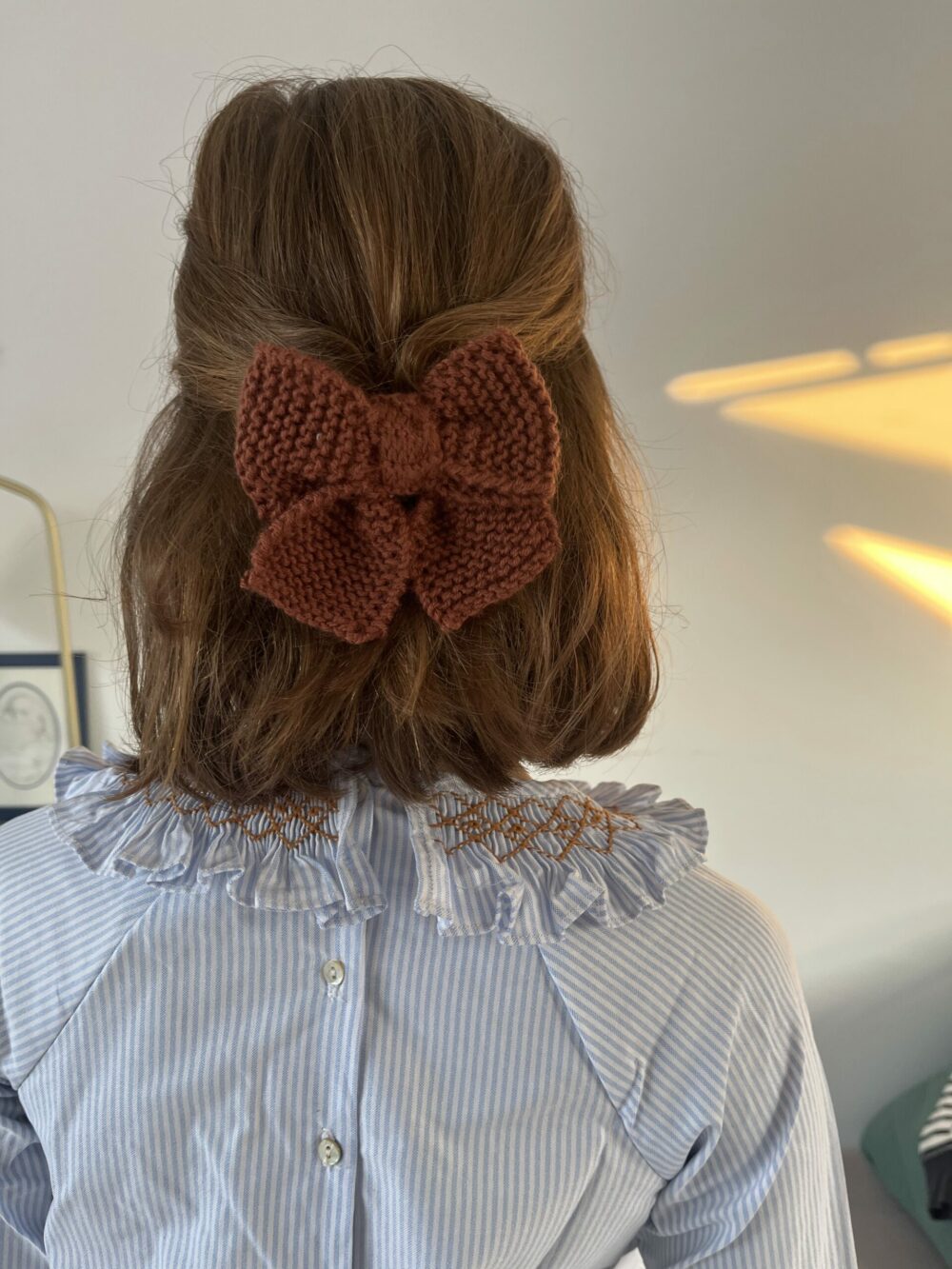 La barrette à gros nœud Brunette en tricot – Image 5