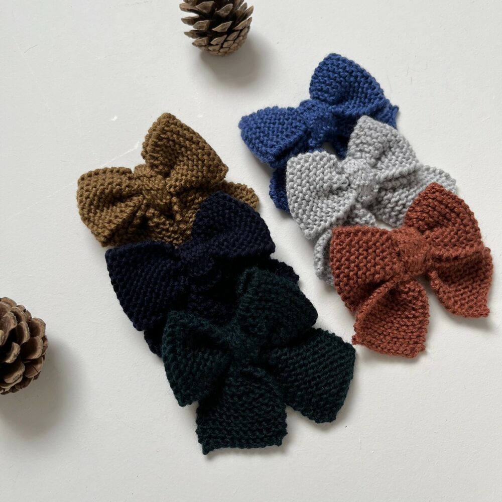 La barrette à gros nœud Brunette en tricot – Image 3