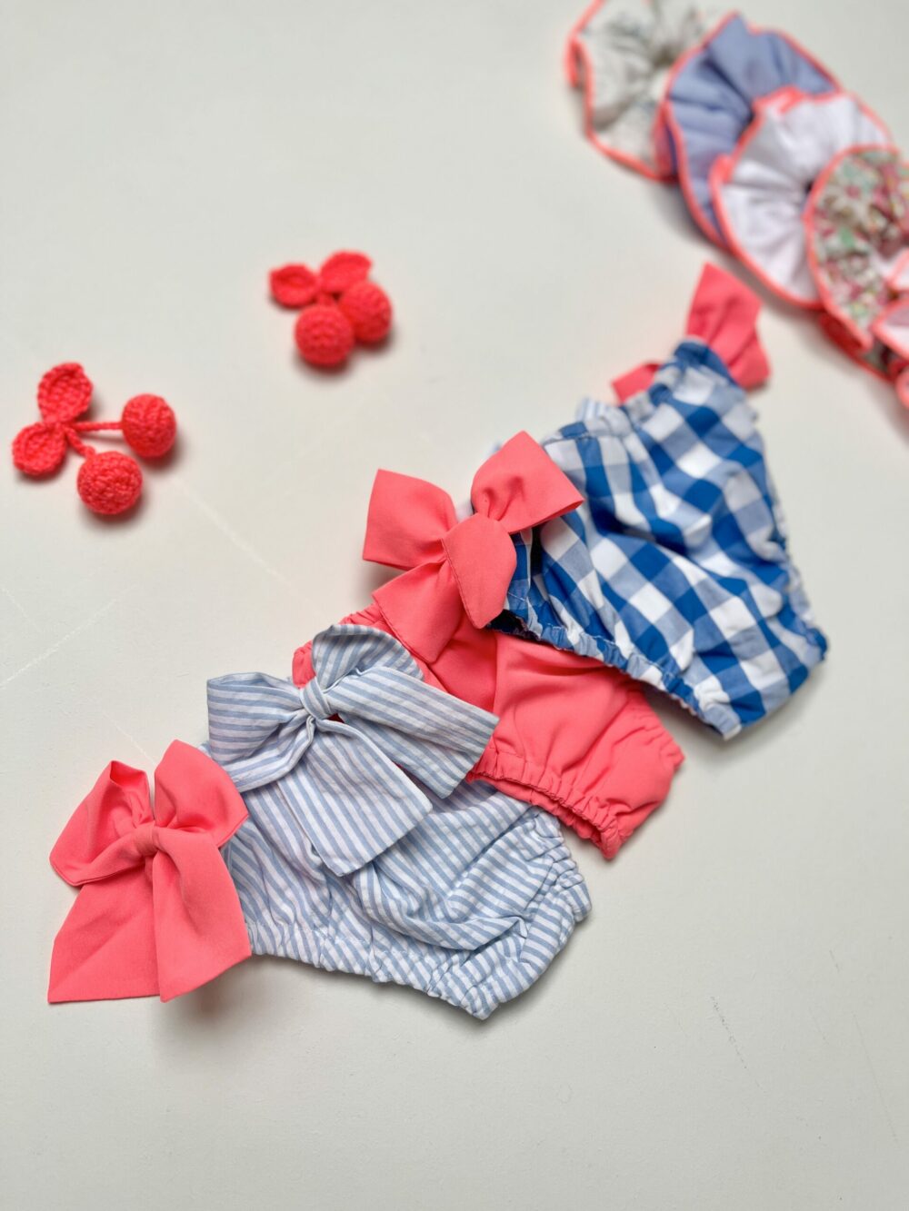 Plage : La culotte de bain Célestine à noeud rose fluo – Image 7