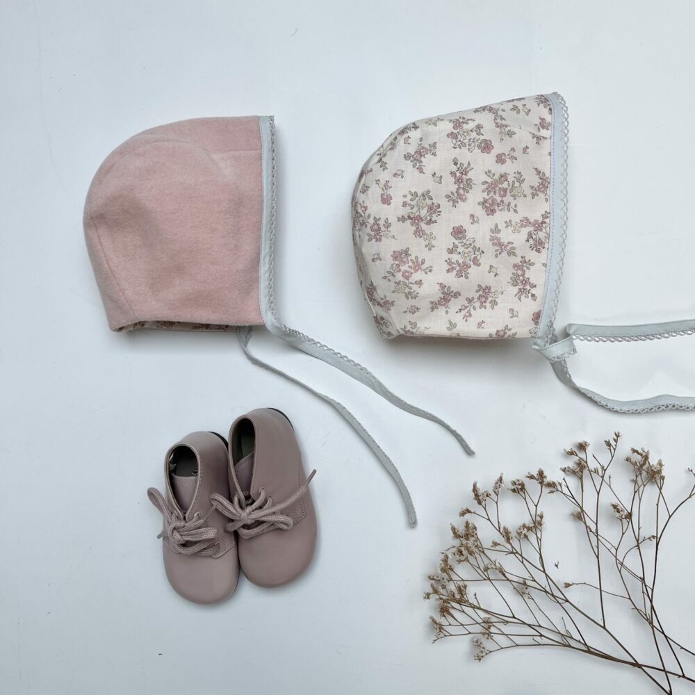 Le béguin réversible Orso en flanelle rose et popeline fleurie