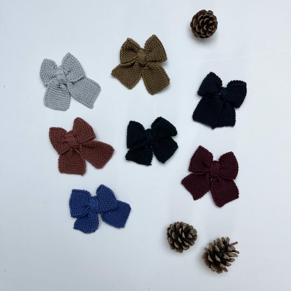 La barrette à gros nœud Brunette en tricot – Image 4