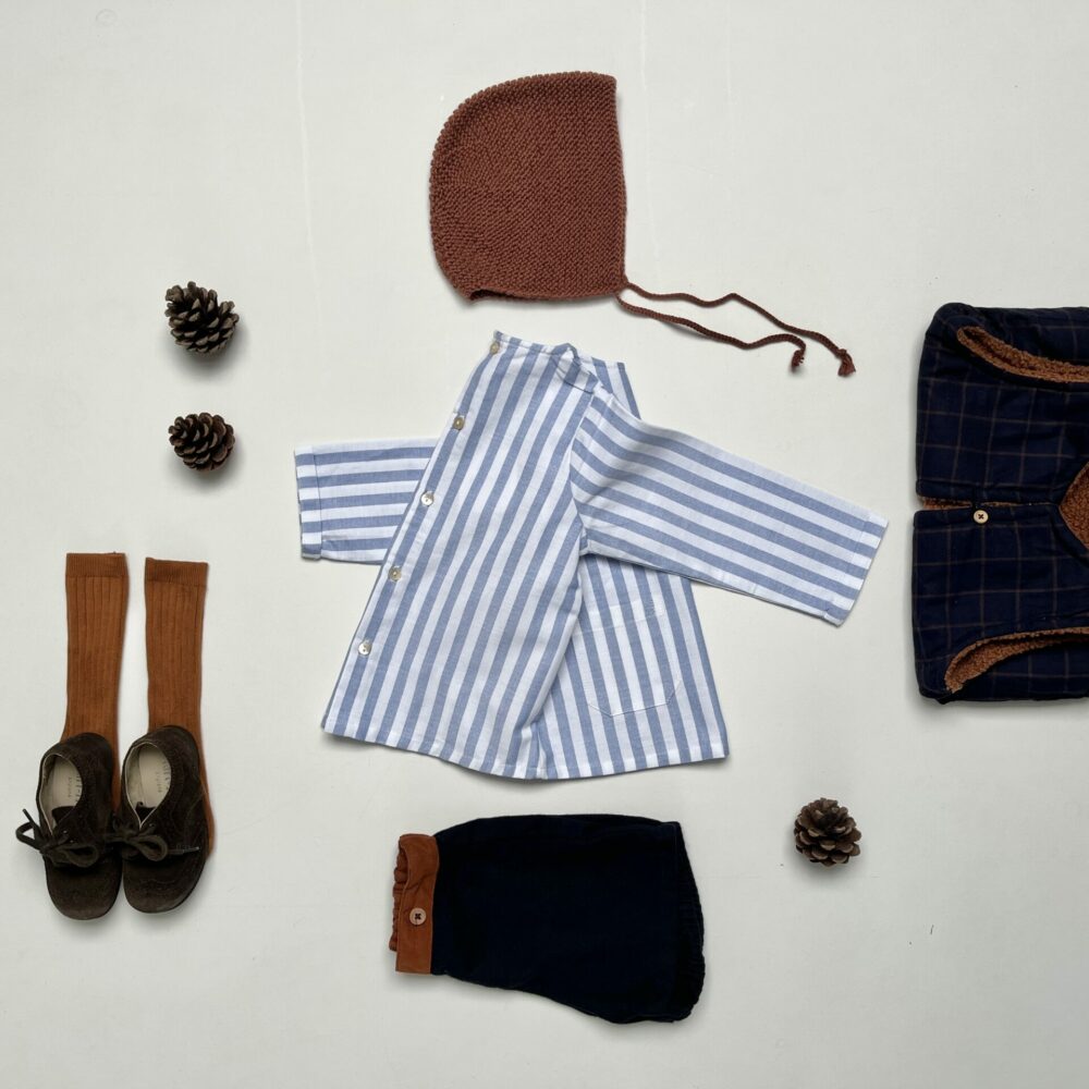 La blouse sans col Barnabé à larges rayures bleues