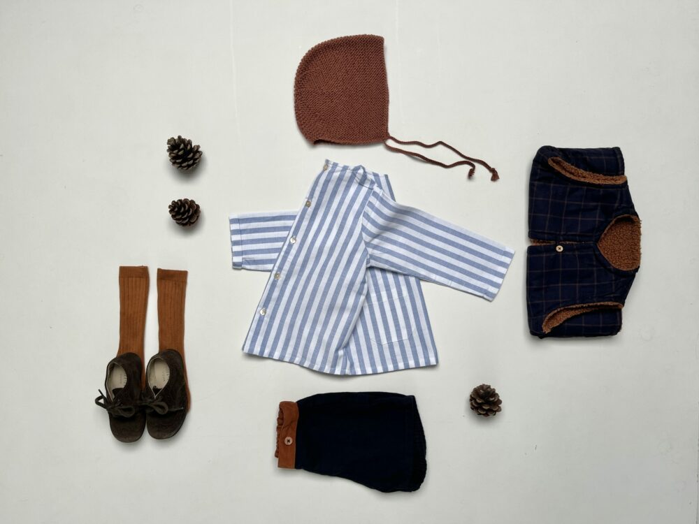 La blouse sans col Barnabé à larges rayures bleues