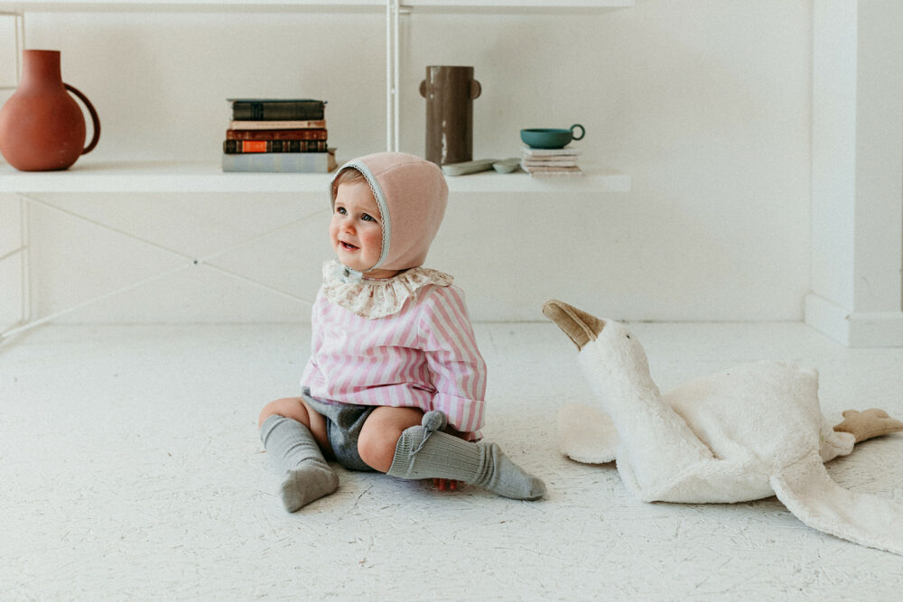 Le béguin réversible Orso en flanelle rose et popeline fleurie – Image 6