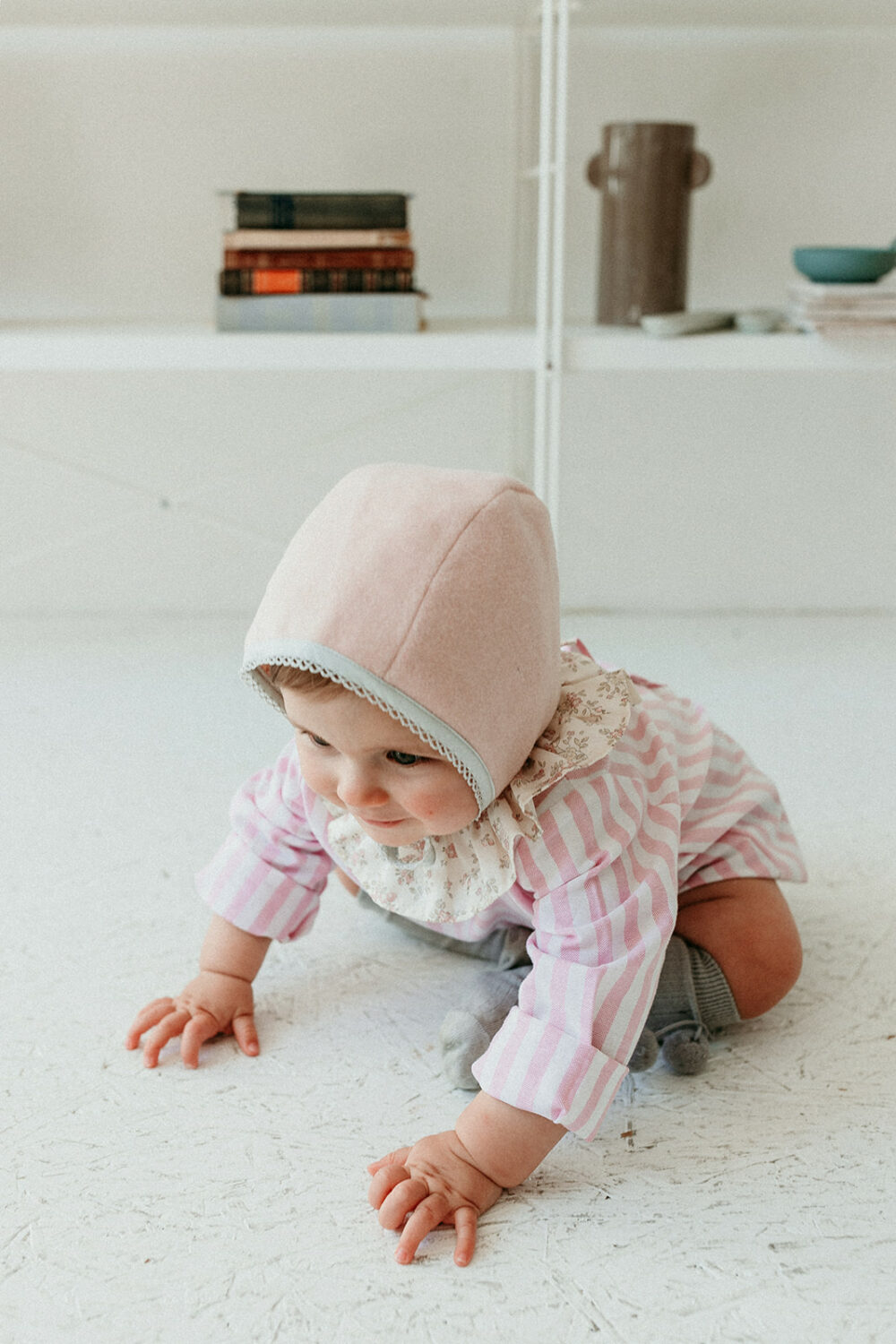 Le béguin réversible Orso en flanelle rose et popeline fleurie – Image 4