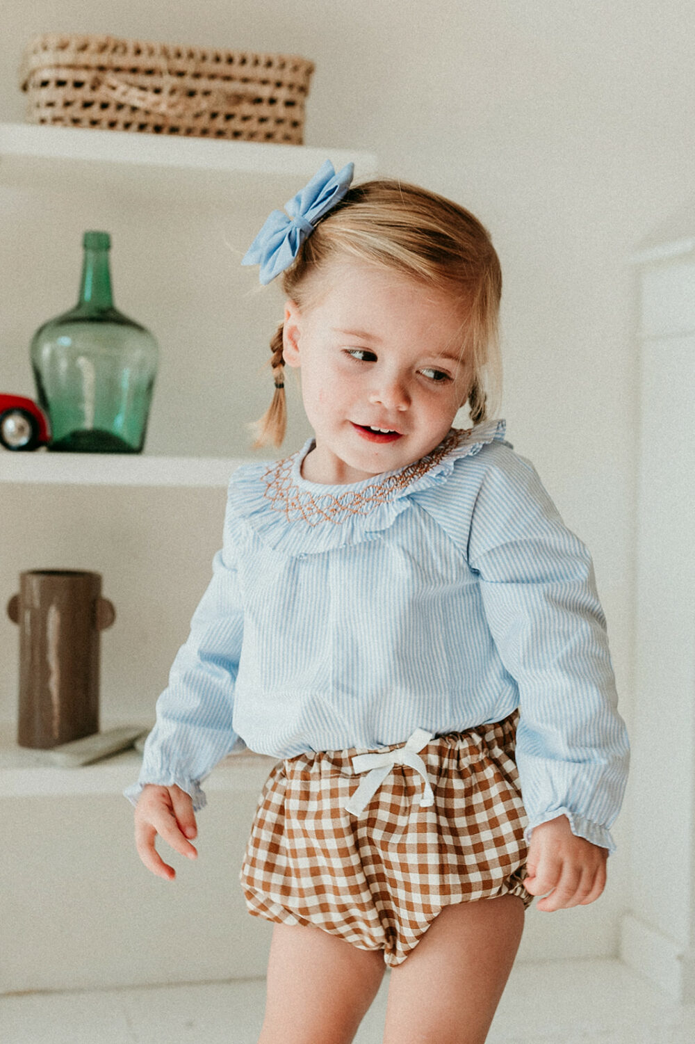 La blouse au col volanté smocké ocre Dauphine – Image 4