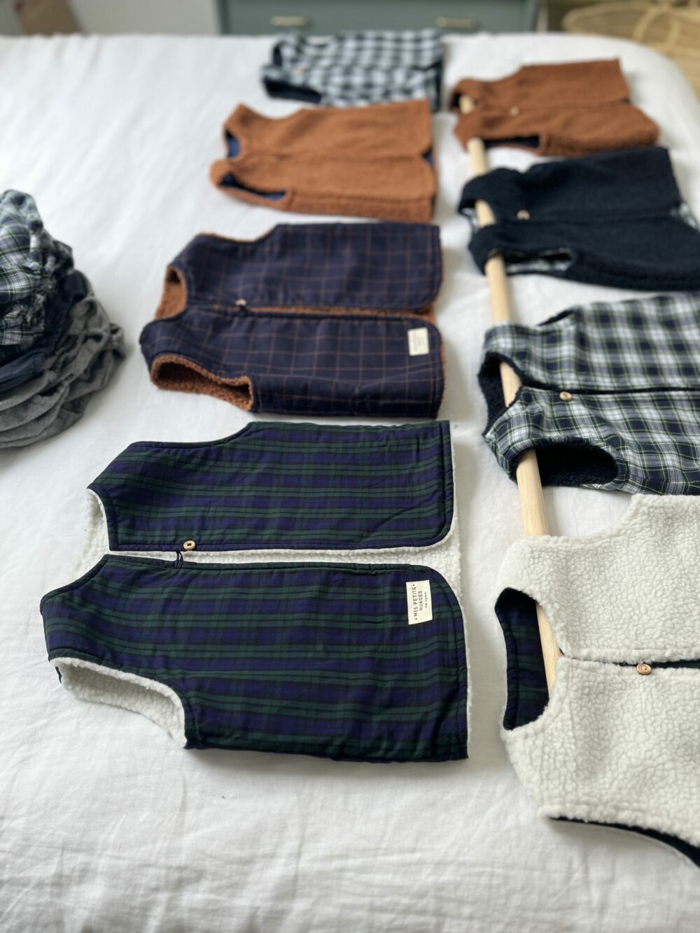 Le gilet de berger réversible Marcelin moumoute écrue et tartan vert/marine – Image 9