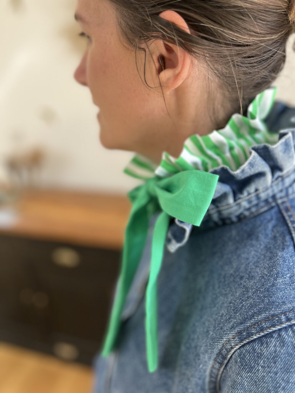 Hortense le col volanté à gros noeud pour les mum's rayé vert pep's – Image 4
