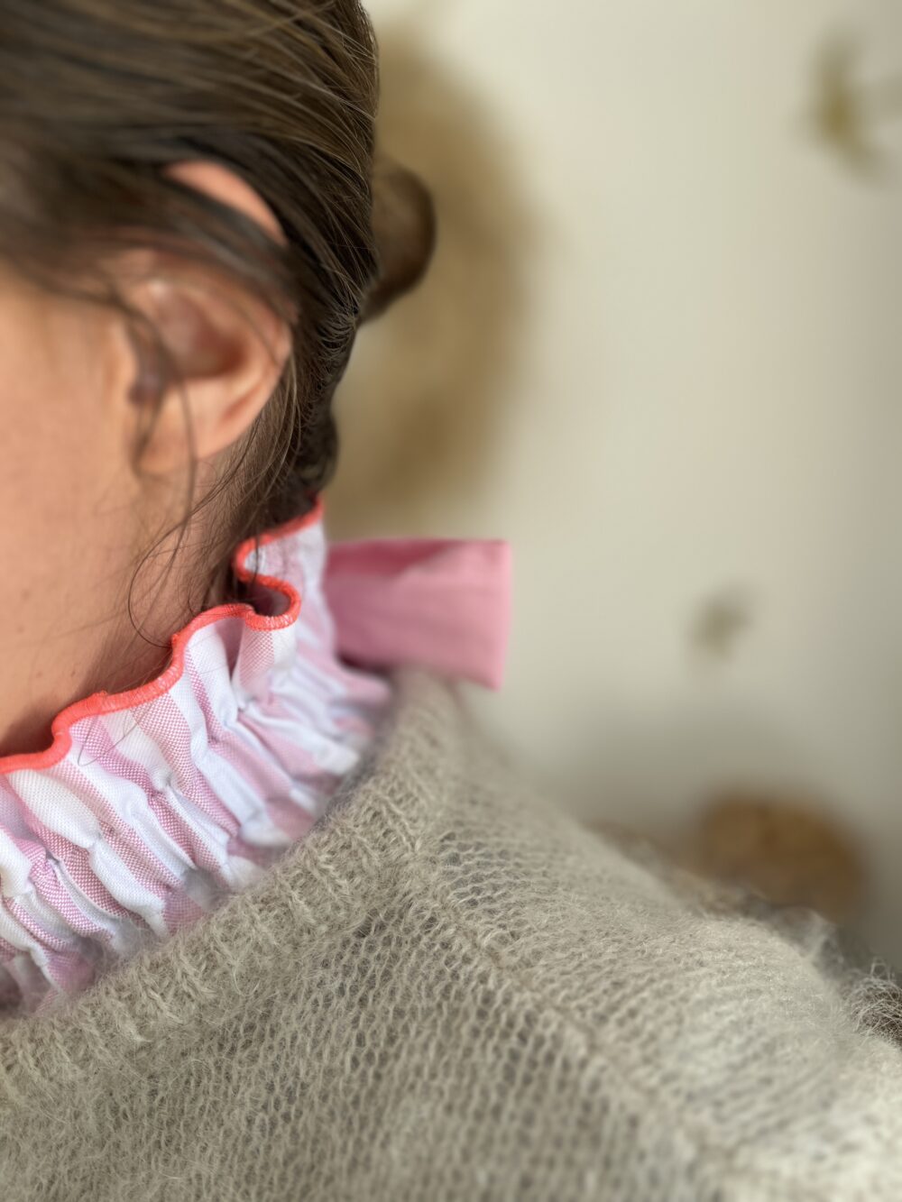 Hortense le col volanté à gros noeud pour les mum's rayures et rose fluo – Image 4