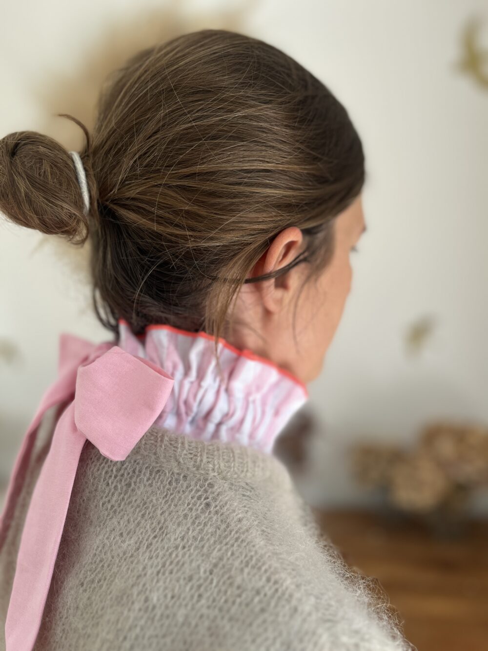 Hortense le col volanté à gros noeud pour les mum's rayures et rose fluo