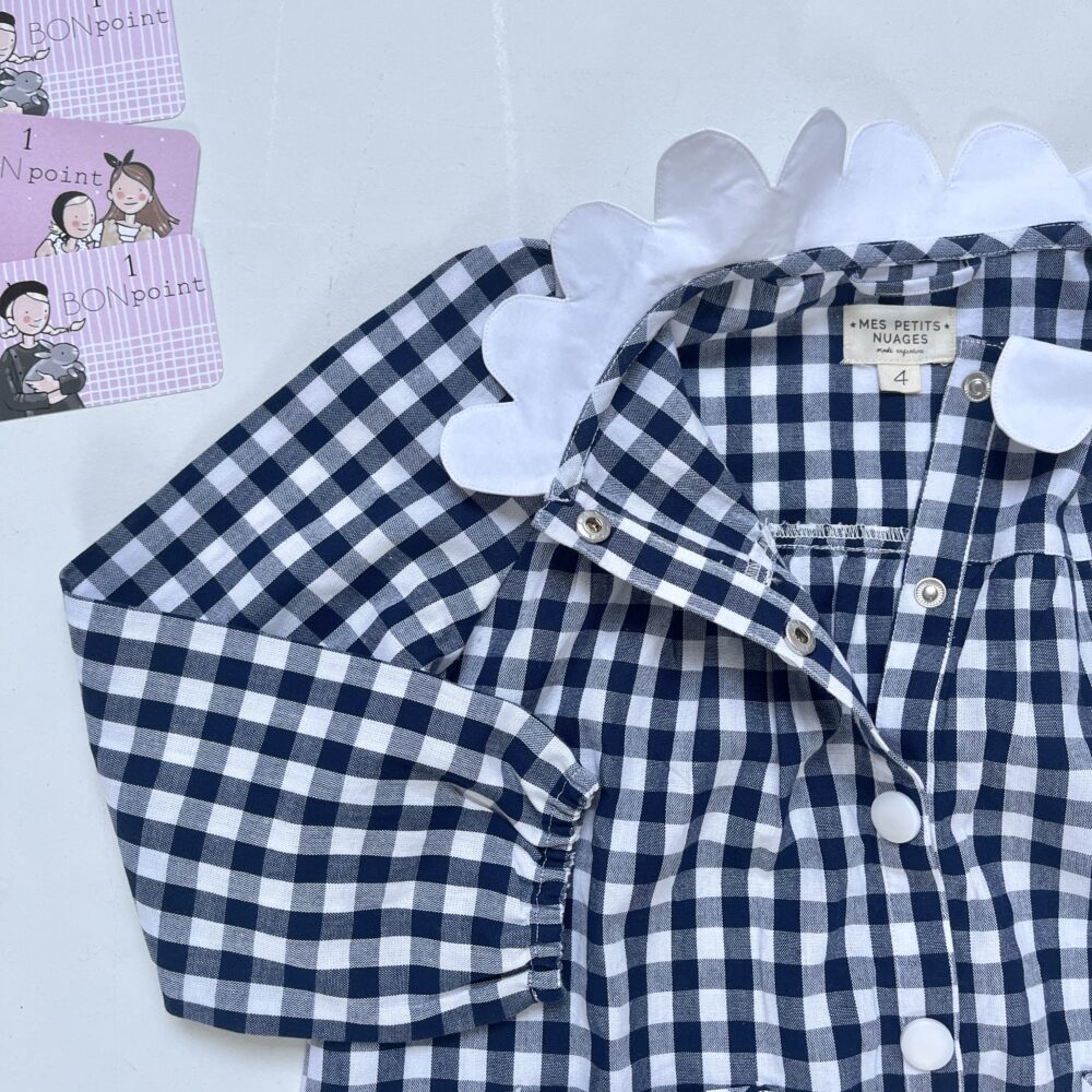 Joséphine, le tablier pour fille vichy marine à pressions – Image 8
