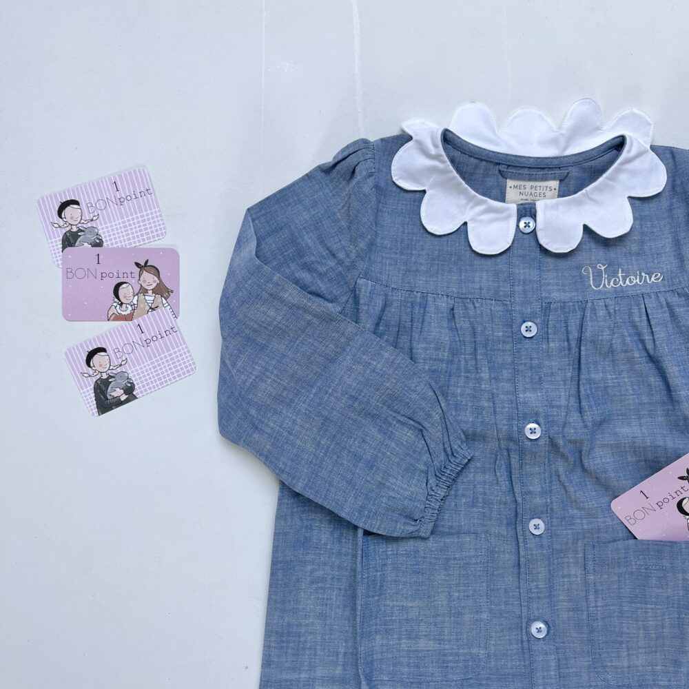 Joséphine, le tablier pour fille bleu denim à boutons – Image 4
