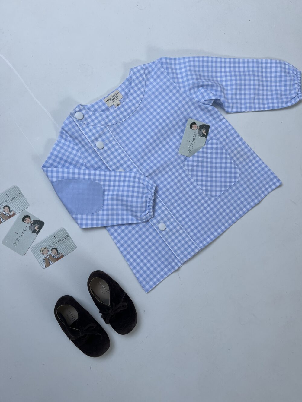 Oscar, le tablier pour garçon vichy ciel à pressions – Image 4