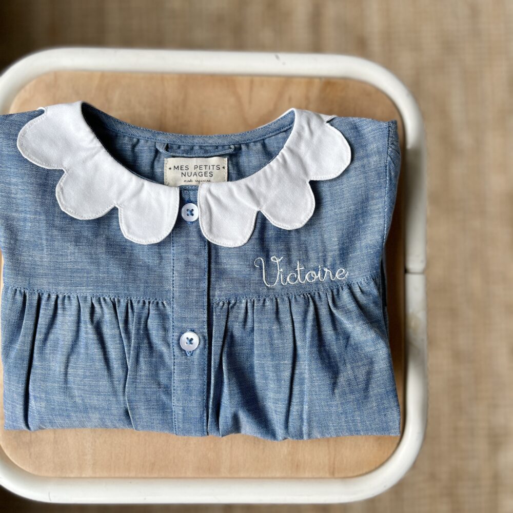 Joséphine, le tablier pour fille bleu denim à boutons