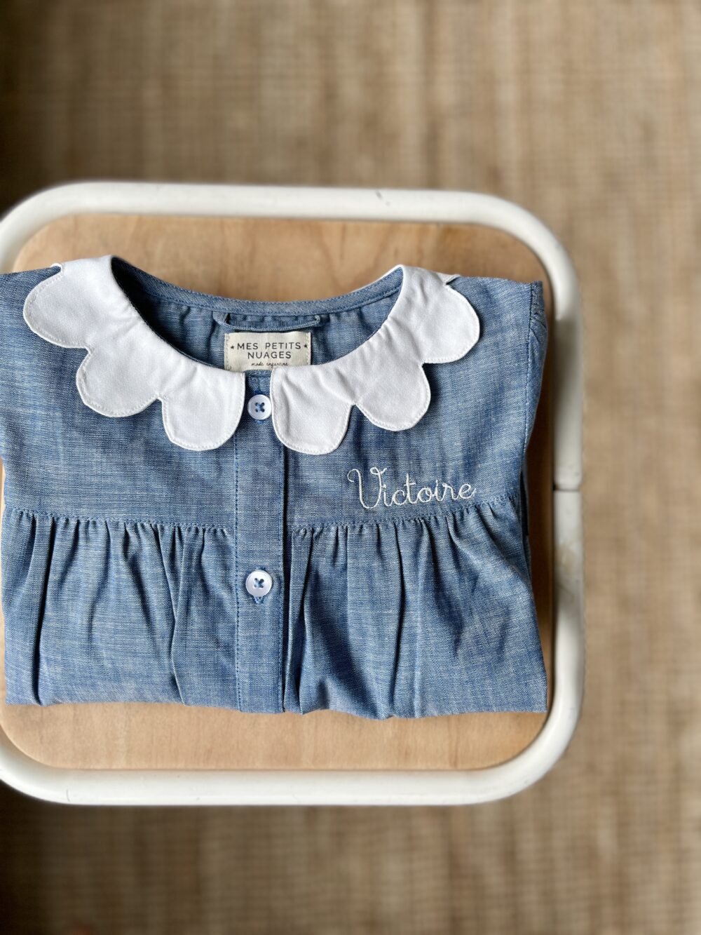 Joséphine, le tablier pour fille bleu denim à boutons