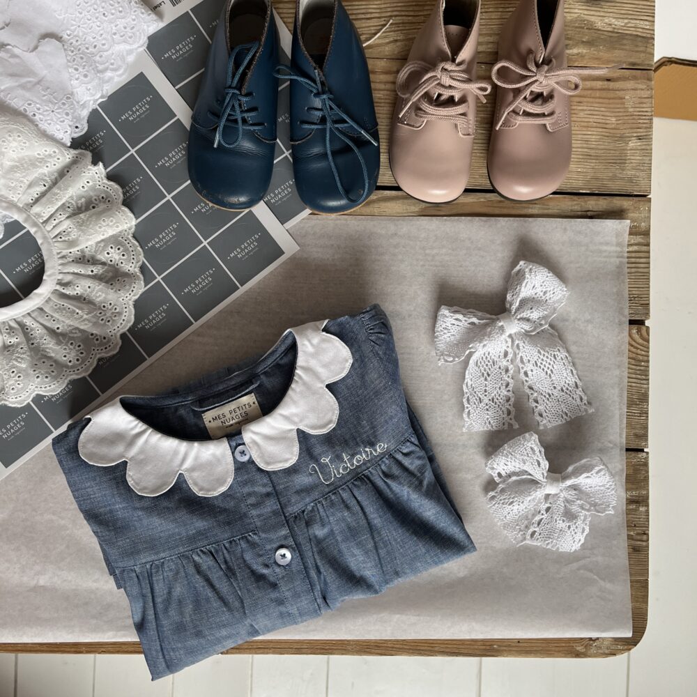 Joséphine, le tablier pour fille bleu denim à boutons – Image 8