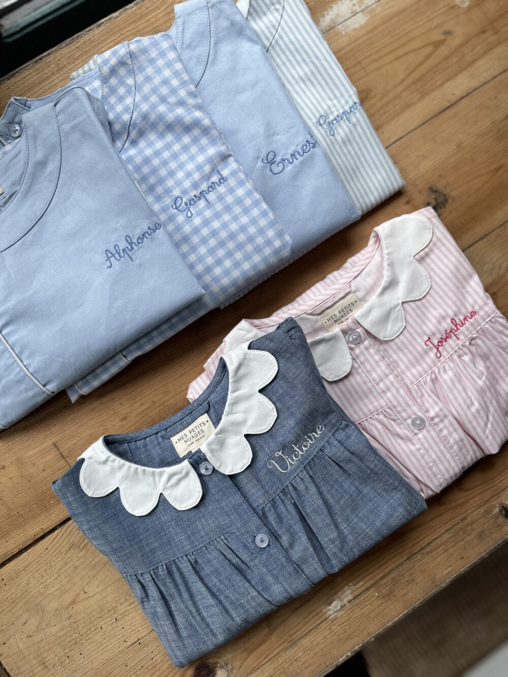 Joséphine, le tablier pour fille rayé rose à boutons – Image 6