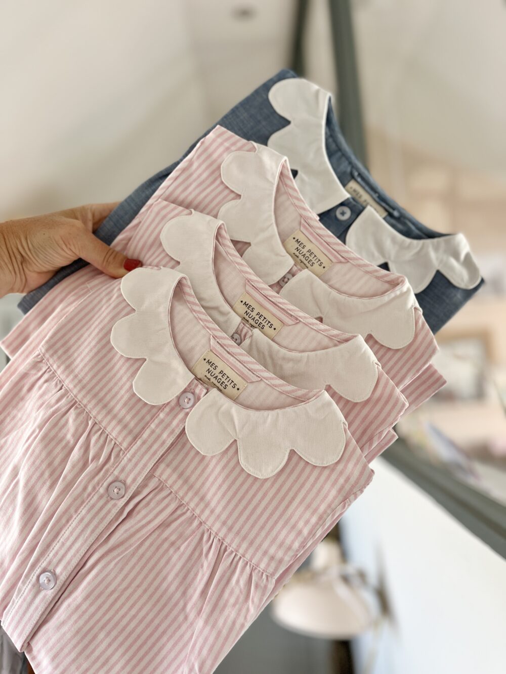 Joséphine, le tablier pour fille rayé rose à boutons