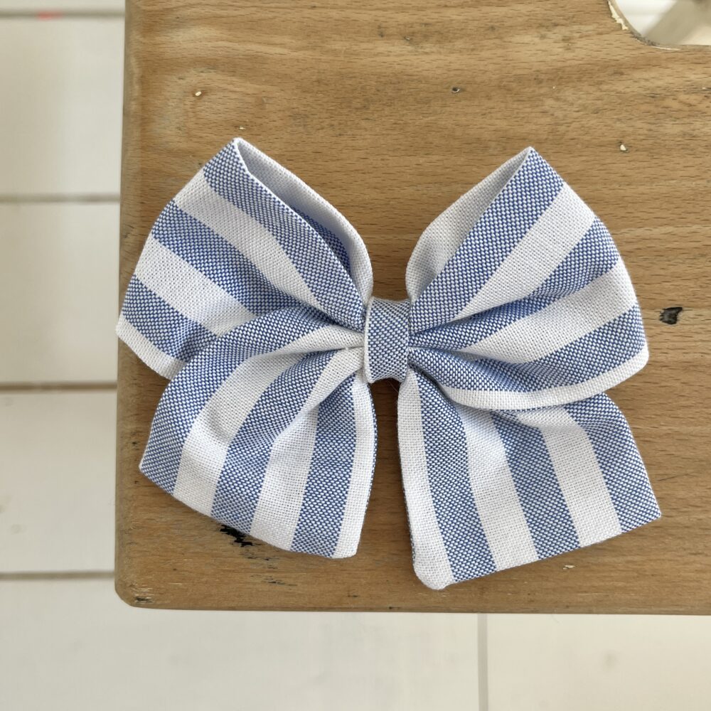 La barrette à gros nœud Brunette larges rayures bleu denim