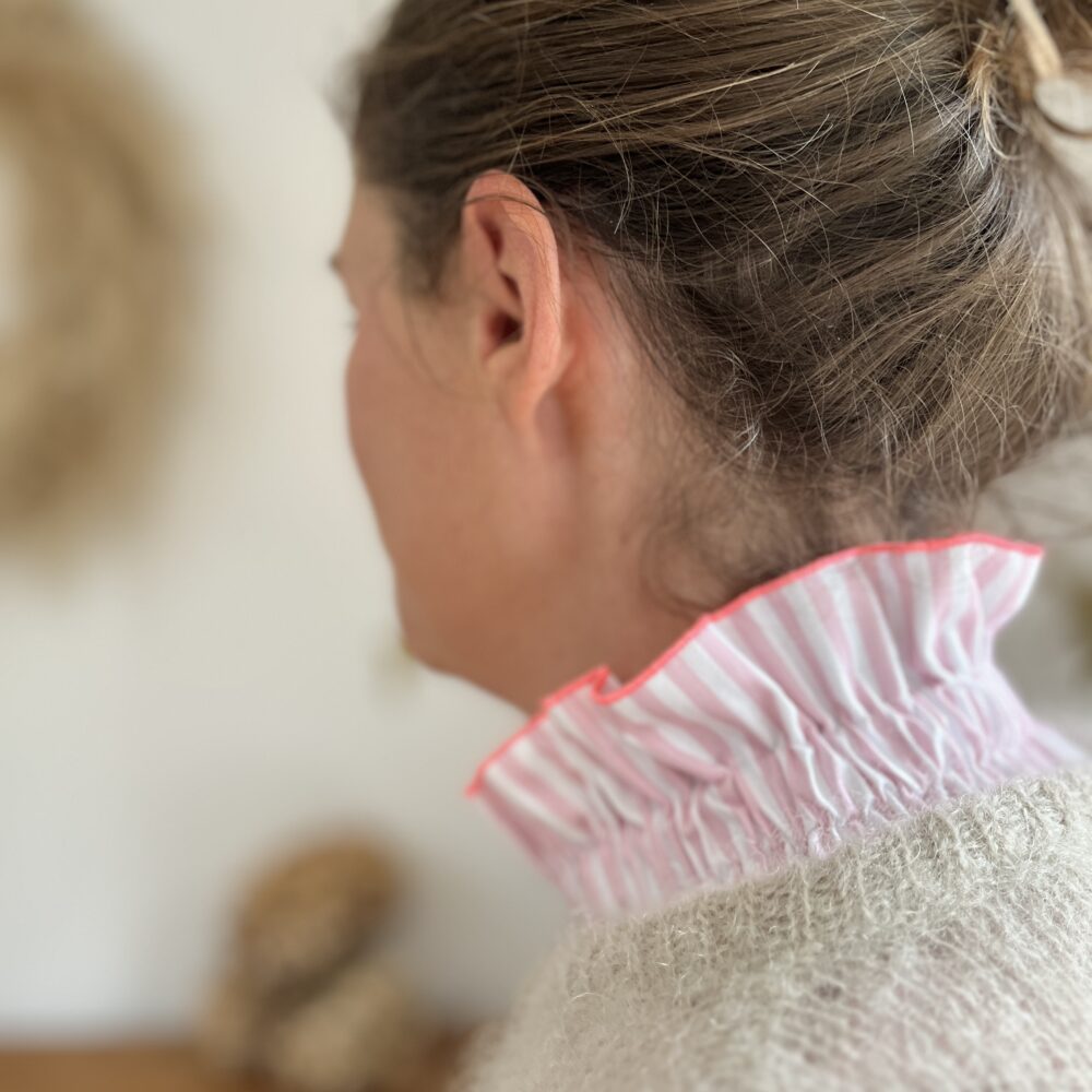 Hortense le col volanté à gros noeud pour les mum's blanc et rayures roses