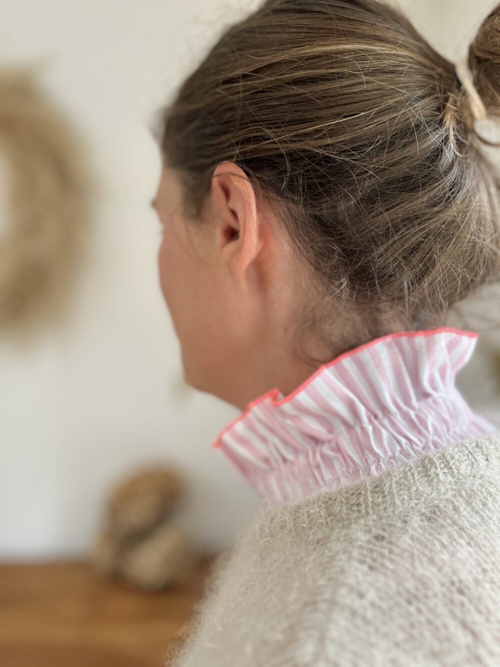 Hortense le col volanté à gros noeud pour les mum's blanc et rayures roses – Image 4