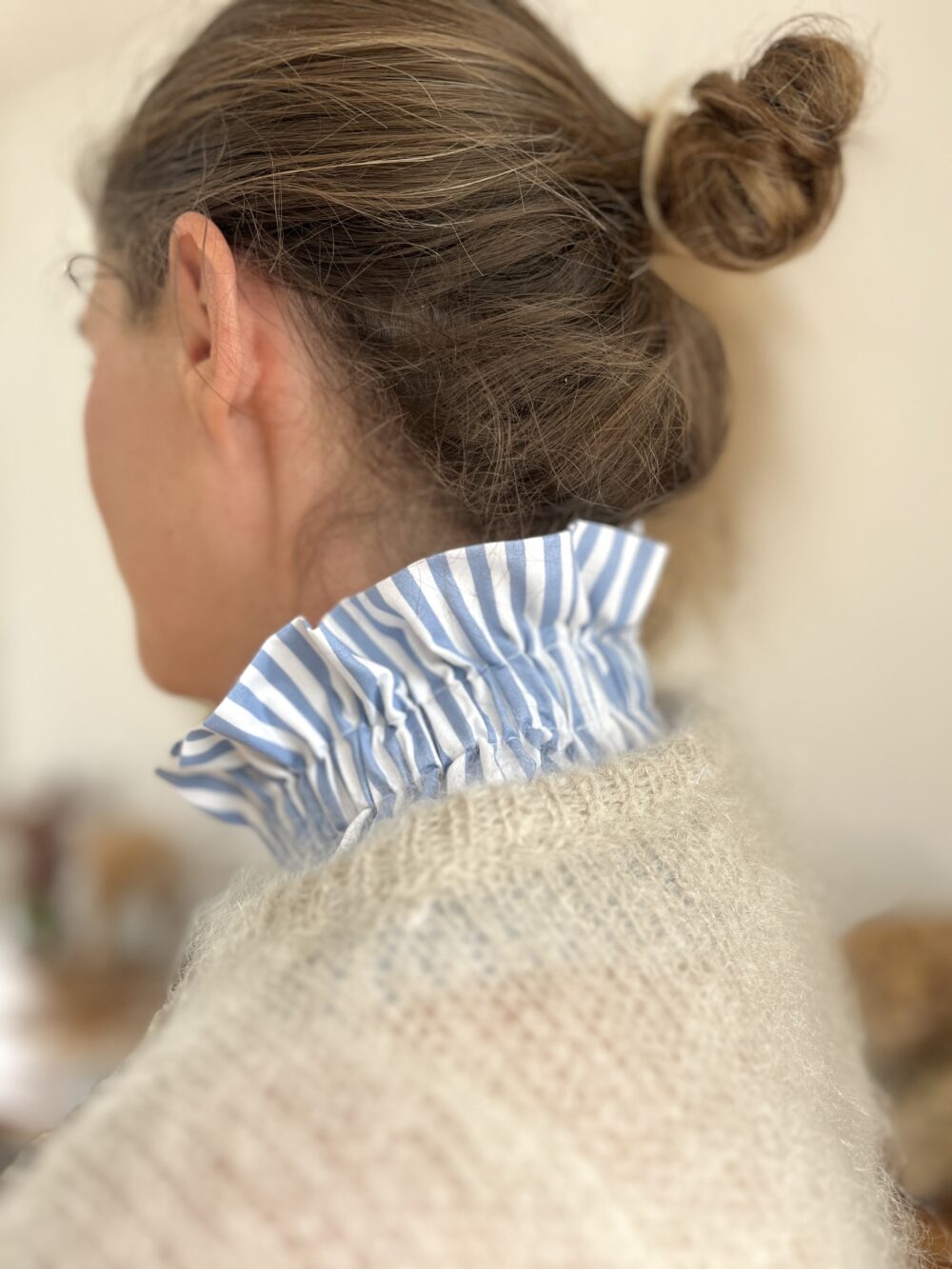 Hortense le col volanté à gros noeud pour les mum's blanc et rayures bleues – Image 2