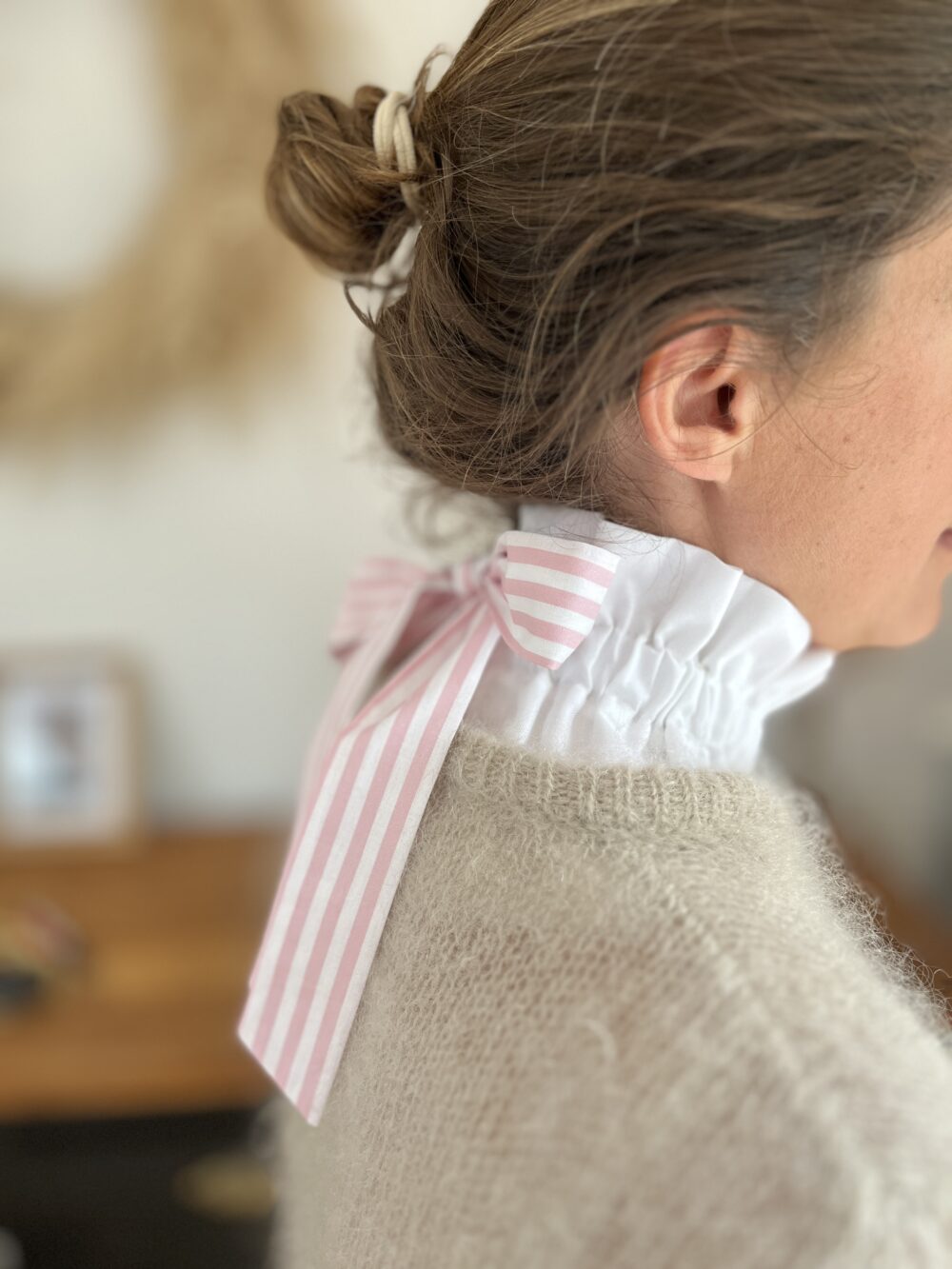 Hortense le col volanté à gros noeud pour les mum's blanc et rayures roses – Image 2