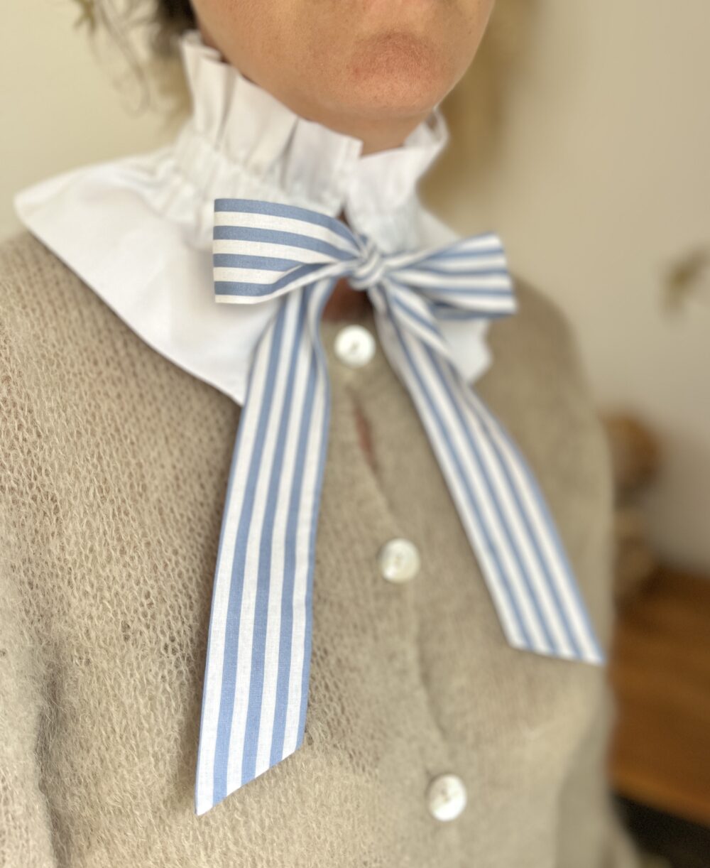 Hortense le col volanté à gros noeud pour les mum's blanc et rayures bleues – Image 4