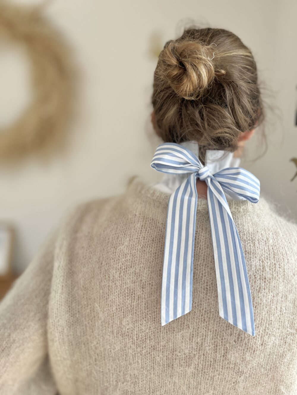 Hortense le col volanté à gros noeud pour les mum's blanc et rayures bleues – Image 3