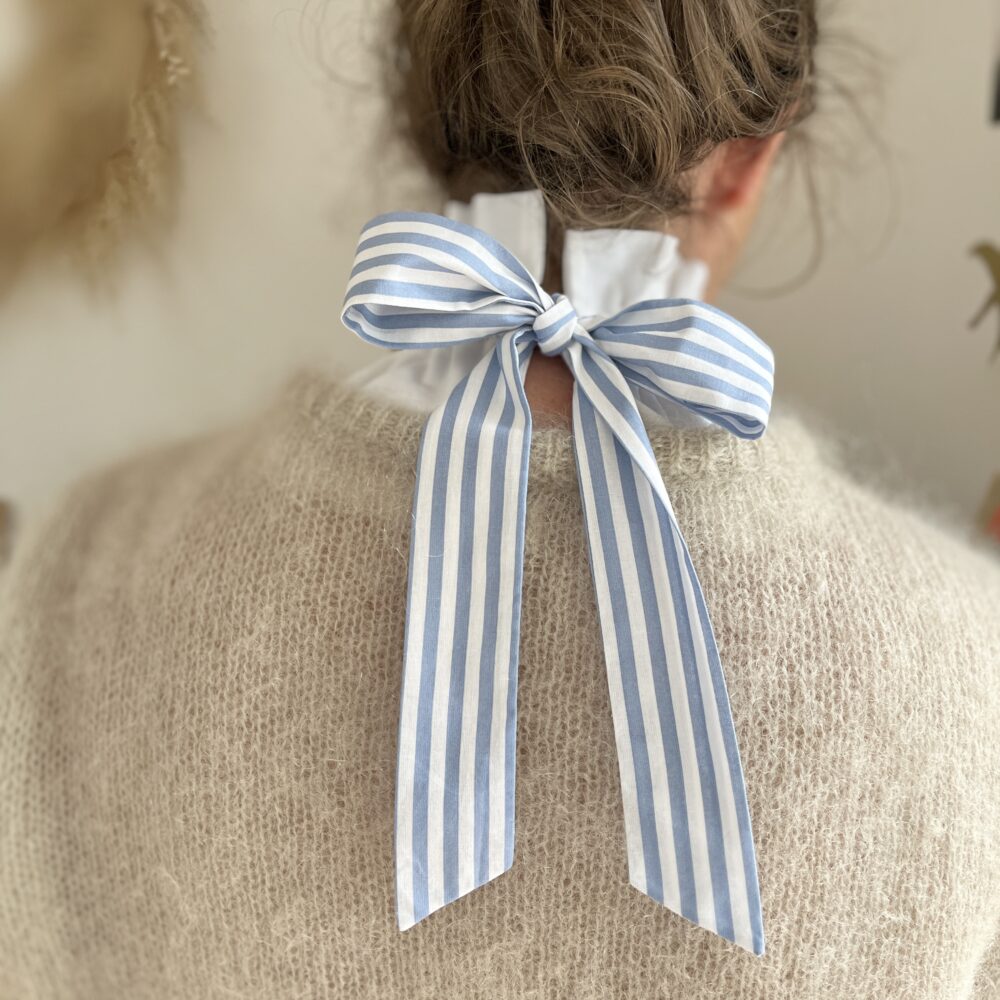 Hortense le col volanté à gros noeud pour les mum's blanc et rayures bleues