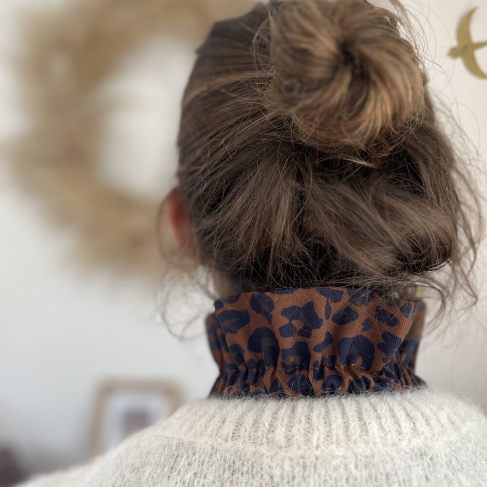 Hortense le col volanté à gros noeud pour les mum's léopard marine