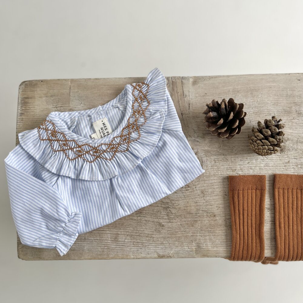 La blouse au col volanté smocké ocre Dauphine