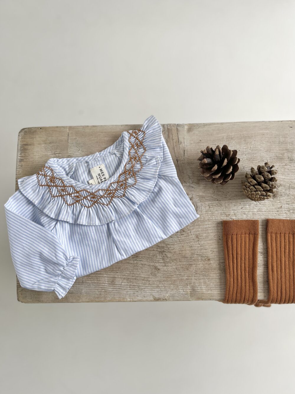 La blouse au col volanté smocké ocre Dauphine