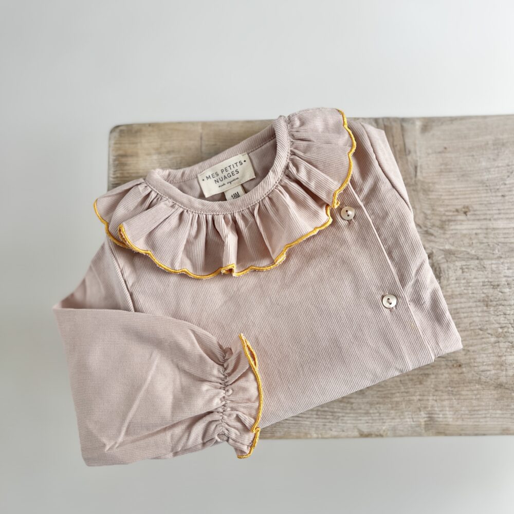 La blouse Eléonore avec col volanté festonné